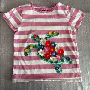 [7-8yrs]Mini Boden Pink and White Striped Tee with Floral Turtle